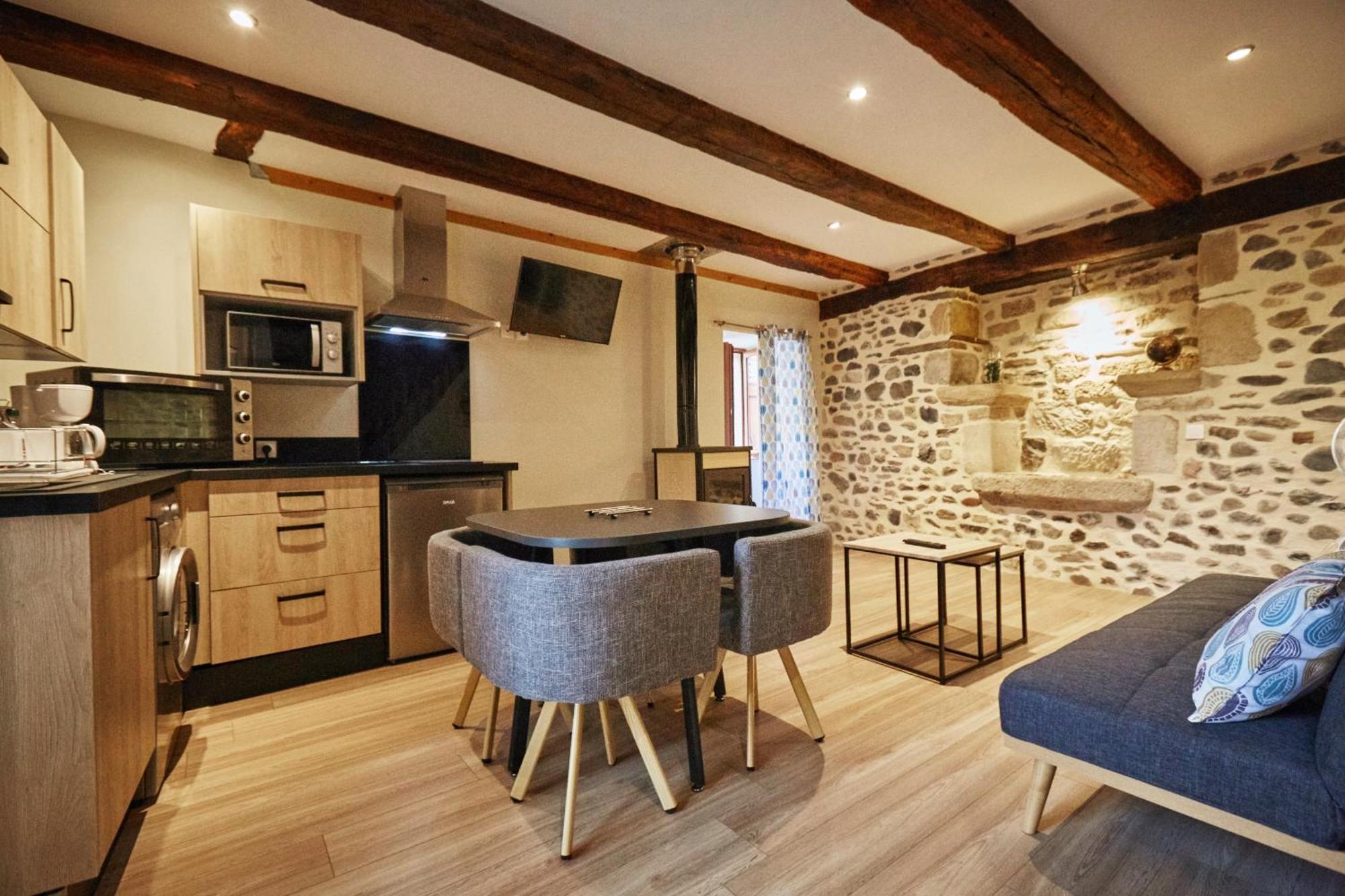 Hébergement de vacances Jolie Maison Deux Et Canapé-lit #au Cœur Du Village# Sainte-Eulalie-d'Olt